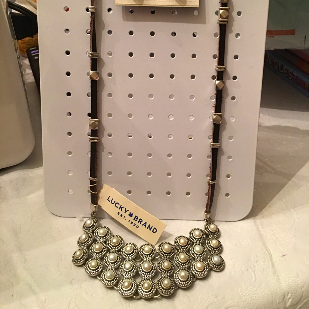 Reduced price-
Necklace and pierced earrings